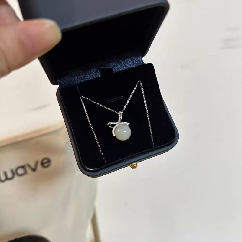 Hetian Jade Bow Necklace – Gentle Virtue, Wealth Protection