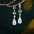 Boucles d'oreilles pendantes Lotus Rebirth en jade blanc