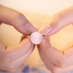 Bague en cristal d'énergie d'amour délicate en quartz rose