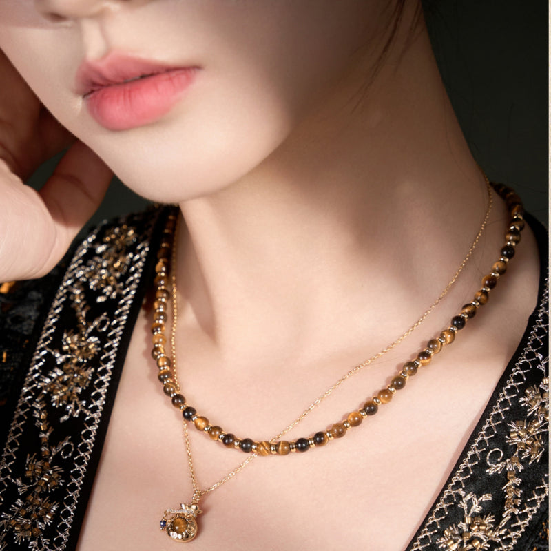 Collier Pochette Richesse Œil de Tigre — Mini Sac Porte-Bonheur Œil de Tigre
