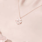 Collier Fleur de Cerisier Rose avec Chaîne de Clavicule Premium en Argent Pur Rotative