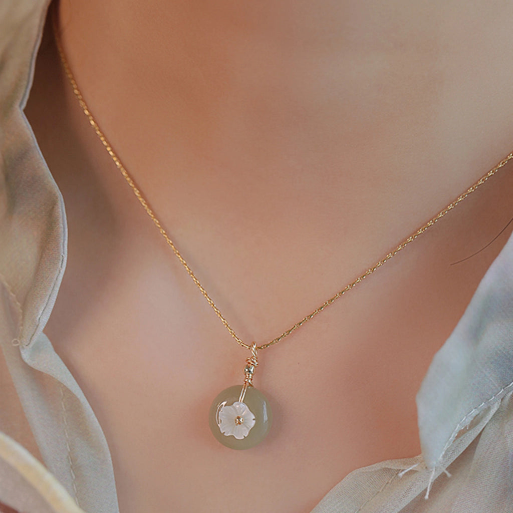 Collier en cristal de quartz clair Pendentif facetté irrégulier