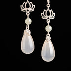 Boucles d'oreilles pendantes Lotus Rebirth en jade blanc