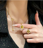 Collier trèfle de bravoure en pierre naturelle œil de tigre — Déesse de la chance