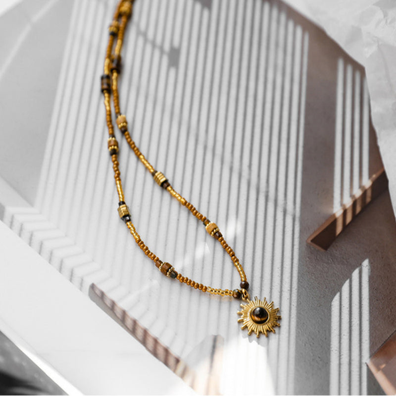Collier en perles de bois massif et pierre naturelle œil de tigre — Dieu gardien du soleil