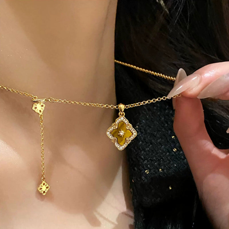 Collier trèfle de bravoure en pierre naturelle œil de tigre — Déesse de la chance