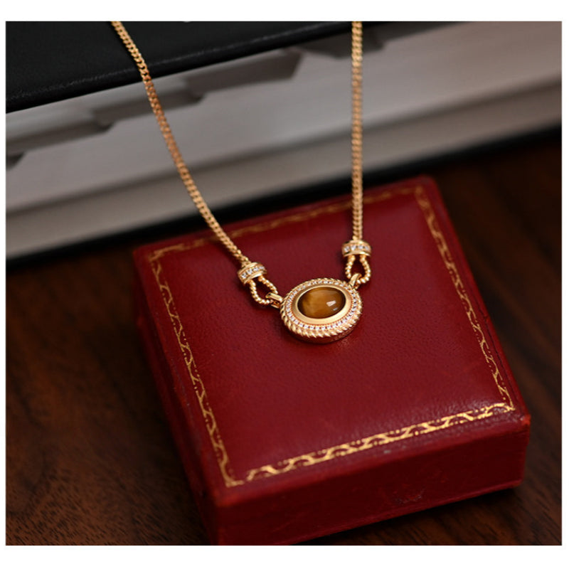 Collier en pierre œil de tigre naturelle — Fermoir à bouton texturé romain vintage