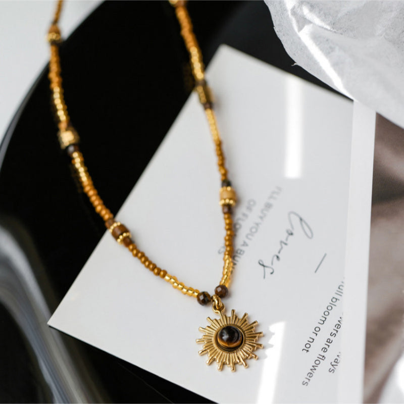 Collier en perles de bois massif et pierre naturelle œil de tigre — Dieu gardien du soleil