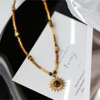 Collier en perles de bois massif et pierre naturelle œil de tigre — Dieu gardien du soleil