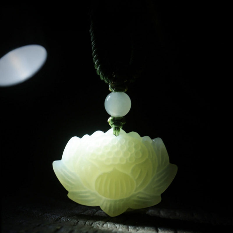 Collier pendentif Lotus sculpté en jade naturel de Hetian — Un cadeau attentionné pour elle