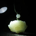 Collier pendentif Lotus sculpté en jade naturel de Hetian — Un cadeau attentionné pour elle