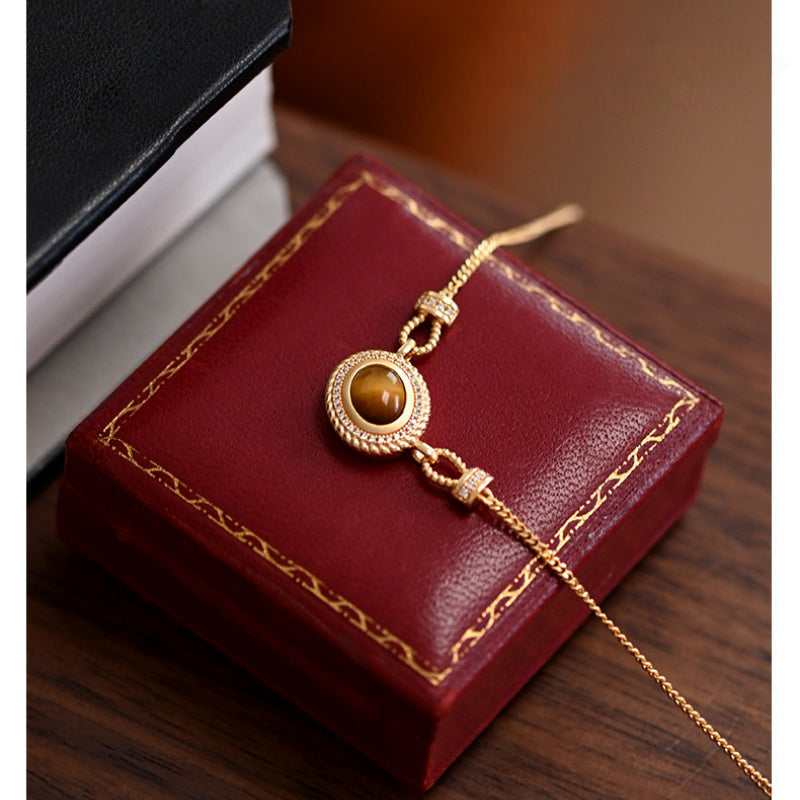 Collier en pierre œil de tigre naturelle — Fermoir à bouton texturé romain vintage