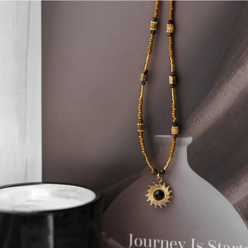 Collier en perles de bois massif et pierre naturelle œil de tigre — Dieu gardien du soleil