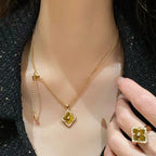 Collier trèfle de bravoure en pierre naturelle œil de tigre — Déesse de la chance