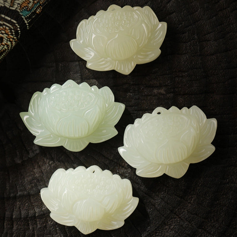 Collier pendentif Lotus sculpté en jade naturel de Hetian — Un cadeau attentionné pour elle