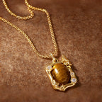 Collier en pierre naturelle Œil de tigre — Collier pull à double chaîne papillon