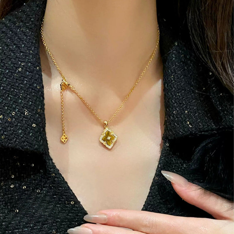 Collier trèfle de bravoure en pierre naturelle œil de tigre — Déesse de la chance