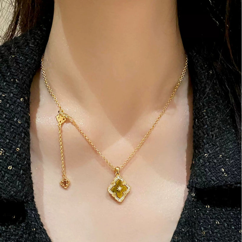 Collier trèfle de bravoure en pierre naturelle œil de tigre — Déesse de la chance