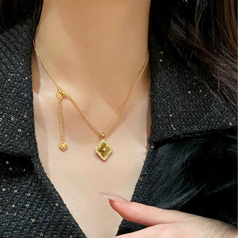 Collier trèfle de bravoure en pierre naturelle œil de tigre — Déesse de la chance