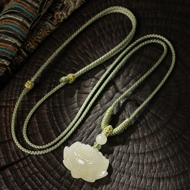 Collier pendentif Lotus sculpté en jade naturel de Hetian — Un cadeau attentionné pour elle