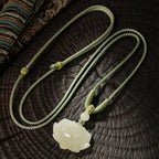 Collier pendentif Lotus sculpté en jade naturel de Hetian — Un cadeau attentionné pour elle