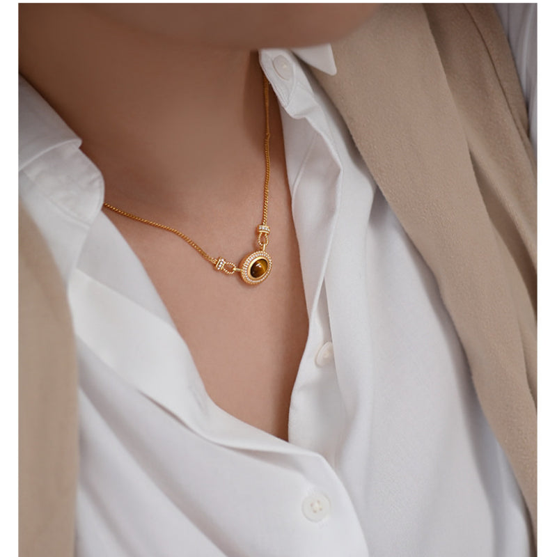 Collier en pierre œil de tigre naturelle — Fermoir à bouton texturé romain vintage