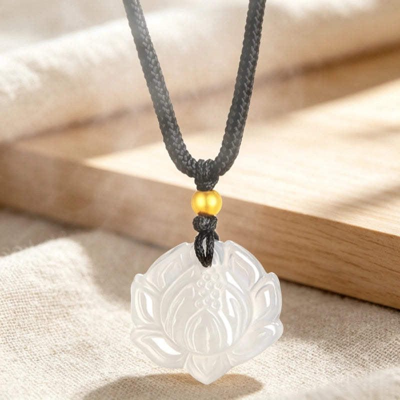 Collier cordon en calcédoine Fleur de Lotus – Bijou spirituel