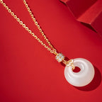 Collier en cristal de quartz clair Pendentif facetté irrégulier