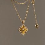 Collier trèfle de bravoure en pierre naturelle œil de tigre — Déesse de la chance
