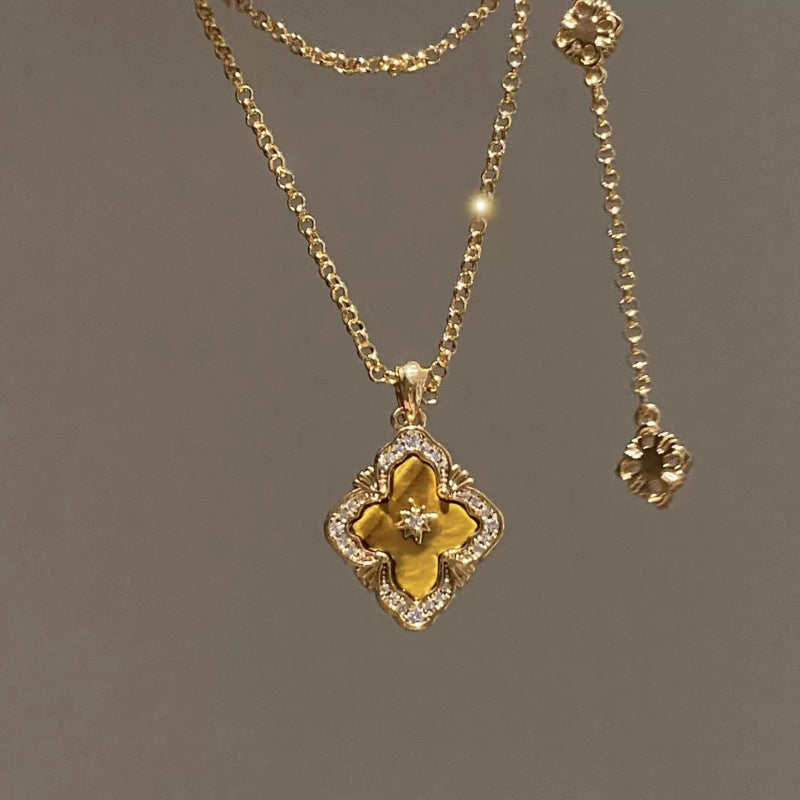 Collier trèfle de bravoure en pierre naturelle œil de tigre — Déesse de la chance