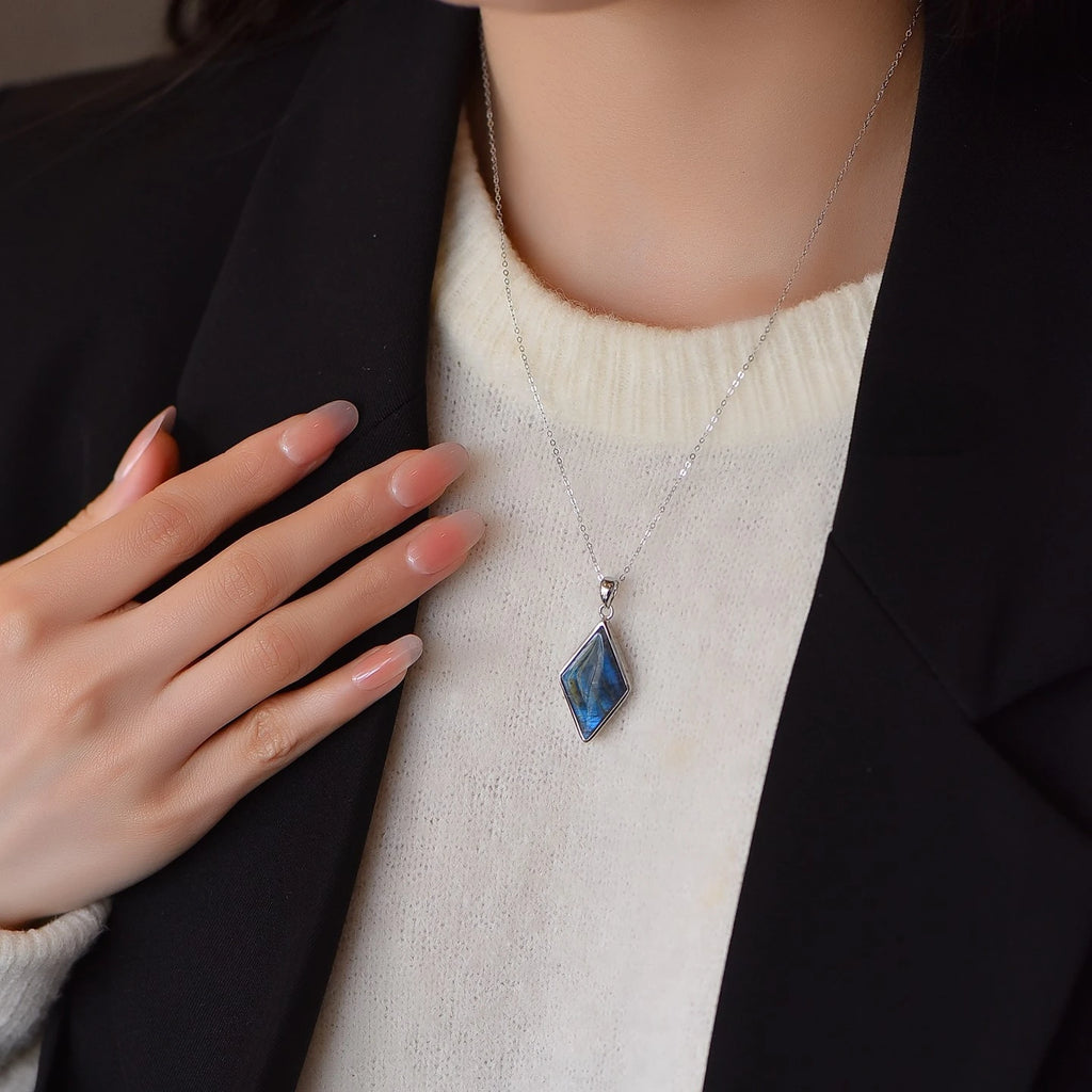 Pendentif Trèfle à quatre feuilles bleu en cristal naturel – Cadeau porte-bonheur pour elle / Maman