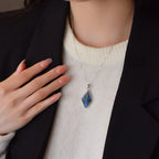 Pendentif Trèfle à quatre feuilles bleu en cristal naturel – Cadeau porte-bonheur pour elle / Maman