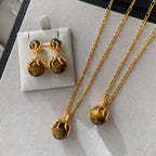 Collier en cristal de quartz clair Pendentif facetté irrégulier