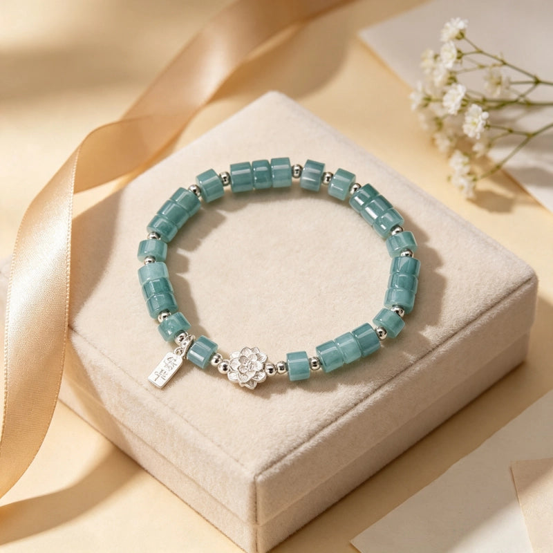 Bracelet de lotus en jadéite orientale avec breloque « Ping An Xi Le » – Bijoux Guochao