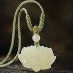 Collier pendentif Lotus sculpté en jade naturel de Hetian — Un cadeau attentionné pour elle