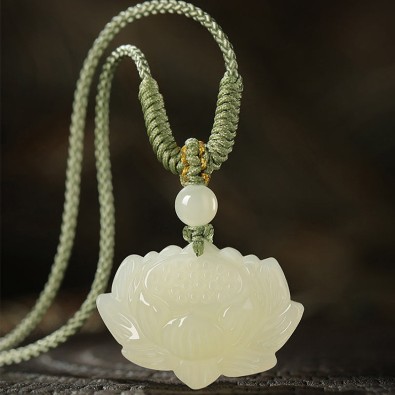 Collier pendentif Lotus sculpté en jade naturel de Hetian — Un cadeau attentionné pour elle