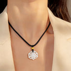Collier cordon en calcédoine Fleur de Lotus – Bijou spirituel