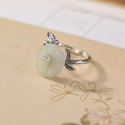 Bague Fleur de Jade Hetian – Douce Chance, Garde Discrète