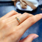 Bague tendance croisée en aigue-marine naturelle - Clarté et flux positif