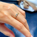 Bague tendance croisée en aigue-marine naturelle - Clarté et flux positif