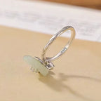 Bague Fleur de Jade Hetian – Douce Chance, Garde Discrète