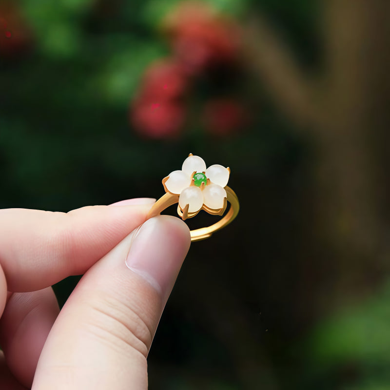 Bague Fleur de Prunier en Jade de Hotan – Chance Intemporelle, Douce Sérénité