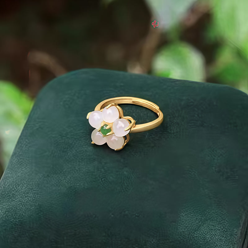 Bague Fleur de Prunier en Jade de Hotan – Chance Intemporelle, Douce Sérénité