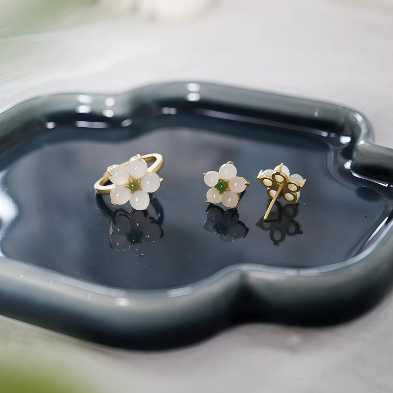 Bague Fleur de Prunier en Jade de Hotan – Chance Intemporelle, Douce Sérénité