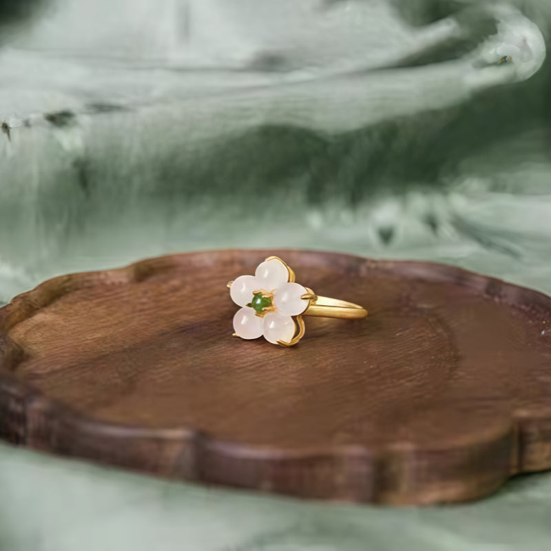 Bague Fleur de Prunier en Jade de Hotan – Chance Intemporelle, Douce Sérénité