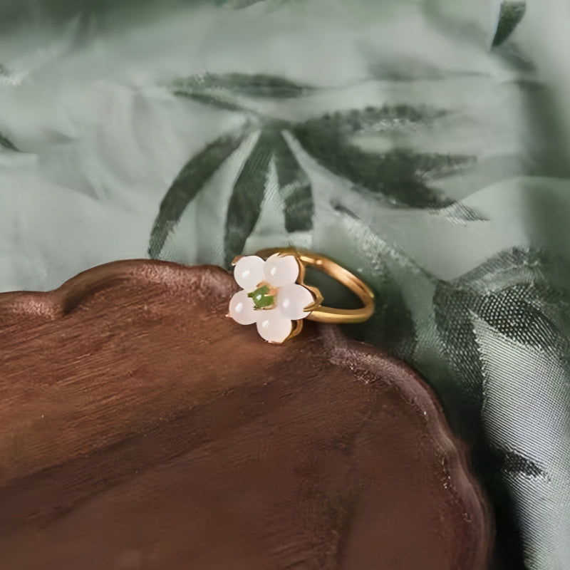 Bague Fleur de Prunier en Jade de Hotan – Chance Intemporelle, Douce Sérénité