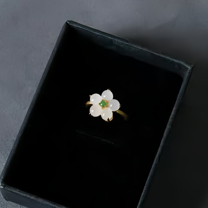 Bague Fleur de Prunier en Jade de Hotan – Chance Intemporelle, Douce Sérénité
