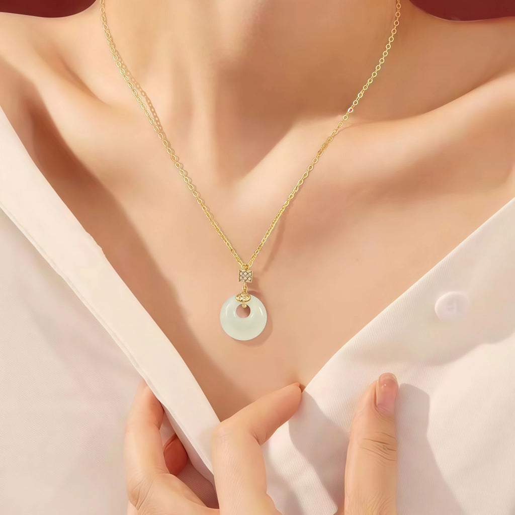 Collier en cristal de quartz clair Pendentif facetté irrégulier