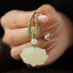 Collier pendentif Lotus sculpté en jade naturel de Hetian — Un cadeau attentionné pour elle