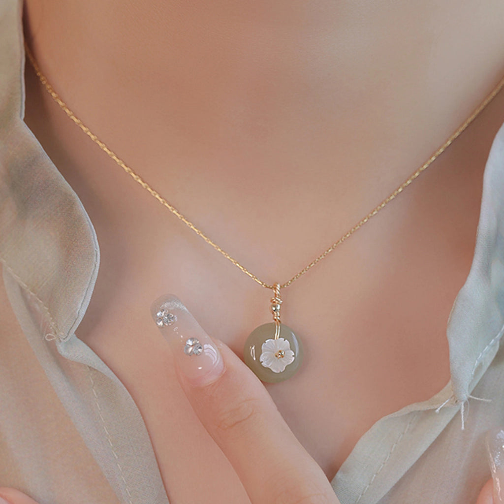 Collier en cristal de quartz clair Pendentif facetté irrégulier